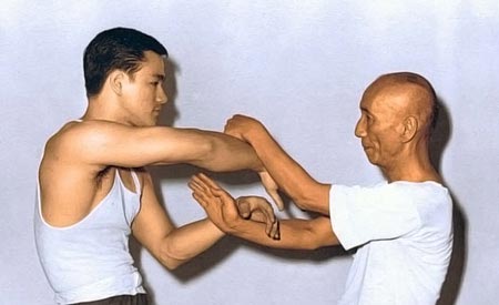 Yip Man e Bruce Lee in un esercizio tipico del wing tsun