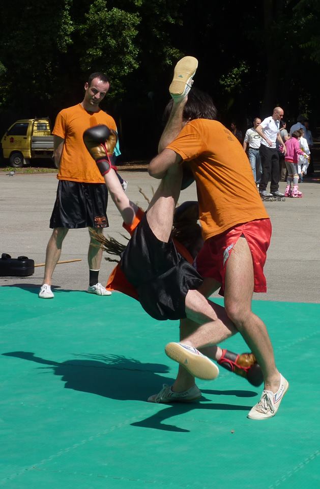 una tecnica di proiezione, tipica dello sport da combattimento cinese (sanda)